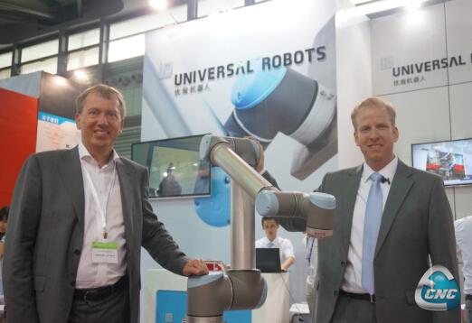 Universal Robots(优傲机器人)公司首席执行官Enrico Krog Iversen和优傲机器人(上海)有限公司 总经理James Taylor