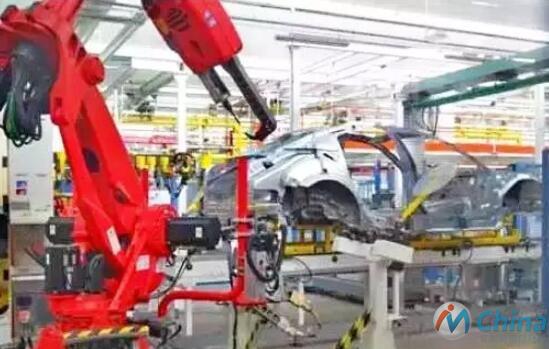 Maserati工厂里工作的柯马机器人ComauSmartNJ