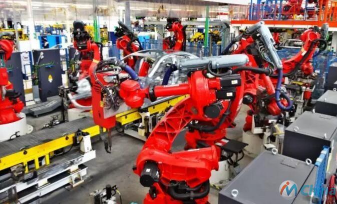 Maserati工厂里工作的柯马机器人