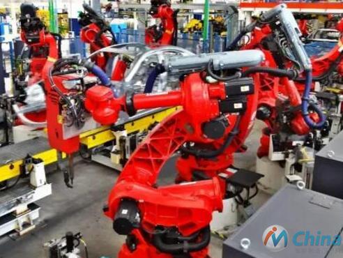 Maserati工厂里工作的柯马机器人