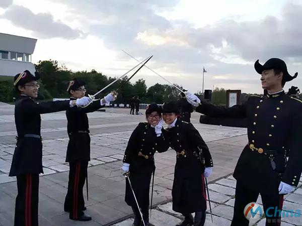 5月24日，中国留学生贺莹（左三）和同学参加授剑仪式