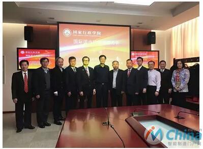 工业时代延续下来的管理哲学—企业内部通过树状架构实现职能分工，通过KPI实现执行，用流程实现控制，天然就和“网状连接”相对立。