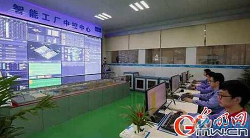 全智能生产工厂监控中心屏幕 （图片由美的集团提供）